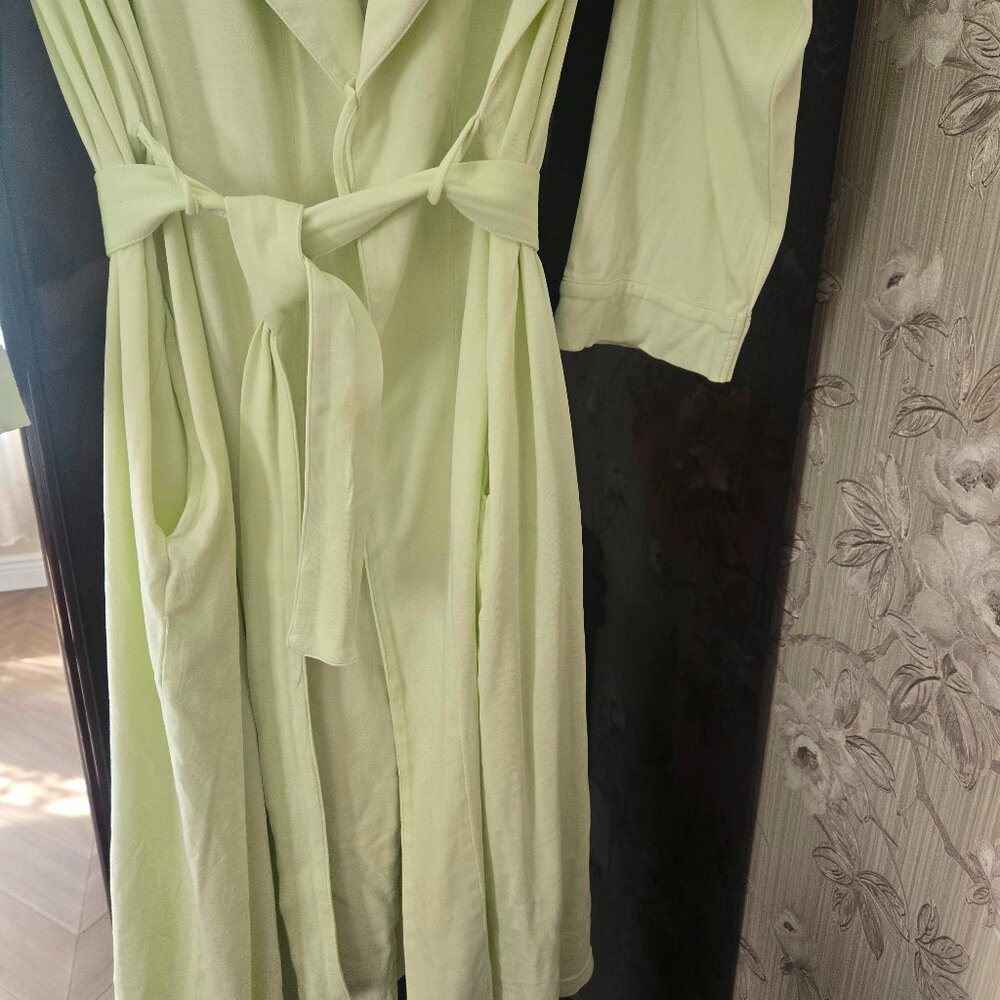 Robe - Picture 2 of 2